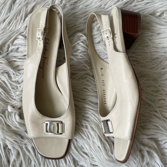 Salvatore Ferragamo Vintage Lillaz Bone Beige Leather Open Toe Sling Back Heel 9